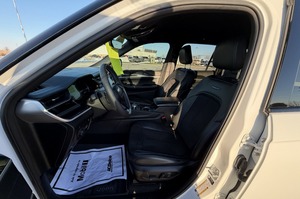 Jeep Grand Cherokee 4xe Trailhawk de luxe 2024 avec navigation et transmission intégrale - Product Image 6