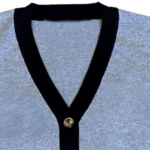 เสื้อคาร์ดิแกนคอวีสีเทาสำหรับผู้ชาย แขนเสื้อสีดำและสีแดง ปิดด้วยกระดุม มีกระเป๋า ผลิตจากอะคริลิกถักลายทางหนาสำหรับฤดูหนาว - Product Image 6