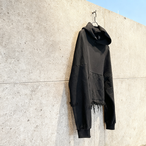 Sweat à capuche déchiré pour homme, ourlet effiloché, coupe oversize, en polaire douce, avec poche kangourou, style streetwear décontracté - Product Image 2