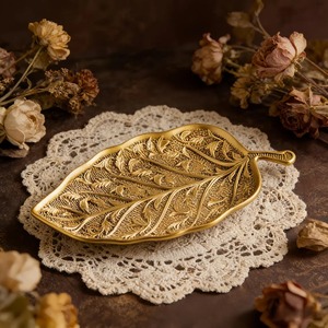 Plateau décoratif en métal doré à motif artistique en forme de feuille, parfait pour les cadeaux festifs, les cadeaux de pendaison de crémaillère et les occasions spéciales - Product Image 1
