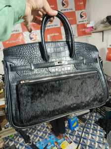 Sac à main en cuir gaufré crocodile CUSTOM SF 1102 avec bandoulière réglable et crochet de suspension - Product Image 3
