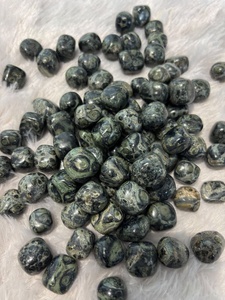 Pierre de hématite verte polie aux tons forestiers riches, marques rouges distinctives, finition lisse pour collections minérales et décoration - Product Image 1