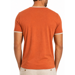 Camiseta de manga corta para hombre, cuello redondo prémium, color azul pizarra, negro, azul cielo, con rayas triples y cuello acanalado. - Product Image 3