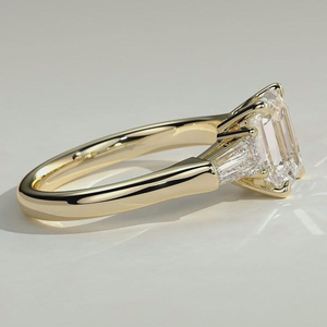 Bague de fiançailles en or jaune 14 carats pour femme, diamant taille émeraude 2 carats, couleur F, pureté VS1, certifié IGI, avec diamants baguette effilés - Product Image 4