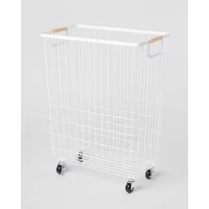 Chariot à linge blanc au design épuré, en métal, sur roulettes, avec panier de rangement étroit et haut et poignées en bois - Product Image 1