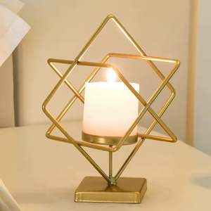 Porte-bougie en métal élégant pour maisons modernes, ajoutant une lumière douce et une touche décorative à toute pièce - Product Image 2