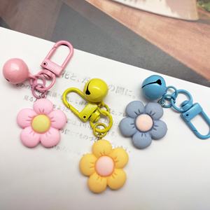 Porte-clés Charmmy adorable en résine plastique motif fleur pastel avec clochette mignonne 6,2 cm, ornement tendance pour filles et femmes - Product Image 2