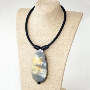 Collier de Luxe en Corne de Buffle et Laiton – Pendentif Géométrique Cercle Ouvert en Corne avec Barre Dorée Texturée sur Choker Rigide en Laiton - Product Image 2
