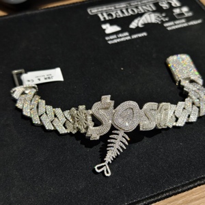 Pulsera de eslabones cubanos de moissanita VVS hecha a medida para hombre en plata 925 con letras SOSA, estilo hip hop, con incrustaciones de circonitas, a bajo precio. - Product Image 1