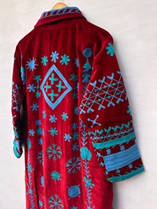 Chaqueta Larga Tradicional de Terciopelo Rojo con Bordado Suzani y Diseño Floral, Cuello Camisero Boho, Manga Larga, Ropa de Abrigo para Invierno - Product Image 6