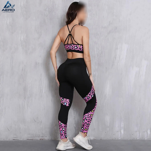 Conjunto Deportivo Moderno Estampado, Ropa Deportiva Personalizada, Bra Deportivo y Leggings de Yoga de Alta Compresión con Estampado de Bloques de Color - Product Image 4