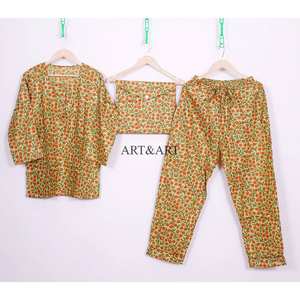 Conjunto de Pijama de Verano Elegante y Transpirable, Estampado Floral de Algodón, Disponible en Diferentes Tallas para Mujer, India - Product Image 1