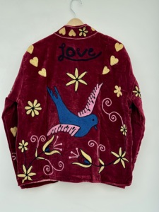Chaqueta Corta de Terciopelo Bordada a Mano Estilo Uzbeco para Amantes del Arte y la Moda Sostenible, Abrigo Corto con Bordado Suzani, Prenda Exterior Destacada - Product Image 3
