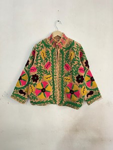 Veste courte en velours beige brodée à la main avec des motifs de vigne verte et de fleurs roses et jaunes, style bohème ethnique pour femme - Product Image 2