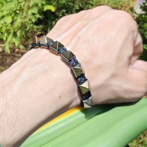 Bracelet en pierre d'hématite dorée polie, nouveau design, forme pyramide, extensible, bijoux en cristal, thème amour, forme libre, semi-Noël - Product Image 1
