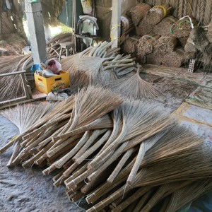 Balai en fibre de coco naturelle, taille personnalisée 110-150 cm, pour le nettoyage des jardins, prix compétitif. - Product Image 5