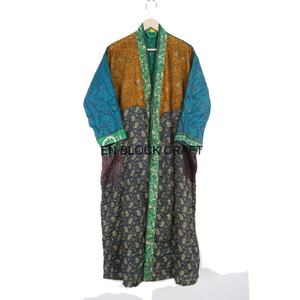 Robe de chambre d'été unique en patchwork floral, idée cadeau pour les vacances à la plage, style vintage, vêtements de nuit en soie pour femmes, élégante et longue - Product Image 1