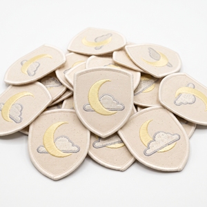 Parche Bordado de Luna Creciente Escudo Celestial Nube Nocturna Directo de Fábrica para Ropa y Prendas de Abrigo - Product Image 1