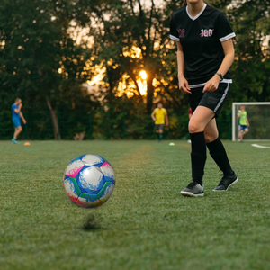 Ballon de football AquaStrike Pro – Ballon de football texturé multicolore vibrant pour l'entraînement, la pratique et les jeux en plein air - Product Image 5