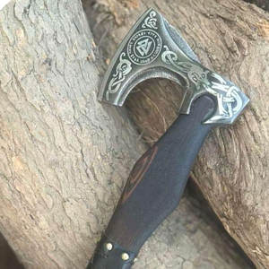 ขวานไม้สไตล์ไวกิ้งทำมือ ดีไซน์แบบนอร์ดิกดั้งเดิม ด้ามไม้ สำหรับตั้งแคมป์กลางแจ้ง เครื่องมือบุชคราฟท์ ของตกแต่งสไตล์เรียบง่าย ของขวัญ - Product Image 5