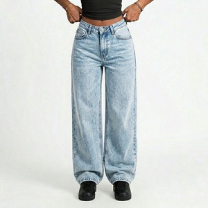 Jeans de mezclilla OEM para mujer, de cintura alta, pierna ancha, estilo urbano, ajuste holgado, lavado medio, desgastados, 240g, con bolsillos. - Product Image 4