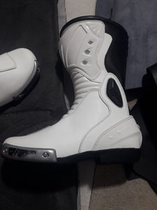 Botas de Motocicleta Unisex Blancas y Negras, Impermeables, Transpirables, Resistentes al Viento, de Cuero de Primera Calidad, con Soporte Protector para el Tobillo - Product Image 3