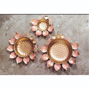Juego de Urli Decorativos de Metal Hechos a Mano, Maceta Dorada con Forma de Flor de Loto para Decoración de Bodas y Diwali, Portavelas de Hierro para Velas de Té - Product Image 1