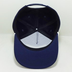 Casquette en gros à 5 panneaux avec patch brodé, de haute qualité, profilé, structurée et visière légèrement courbée - Product Image 5
