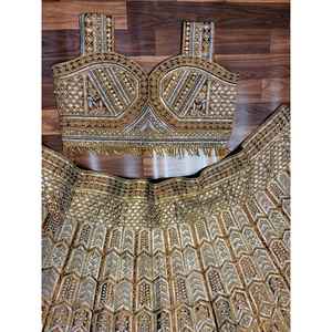 Magnifique Lehenga Choli ethnique pour les fêtes, avec de superbes broderies. - Product Image 3