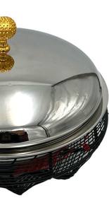 Plat à chafing unique en acier inoxydable rond avec base décorative en fil noir et couvercle à bouton doré pour service de buffet de boutique - Product Image 3