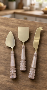 Ensemble de 3 couteaux à fromage, lames en métal doré avec manches en bois sculpté, pour étaler et servir, élégant pour couper le fromage - Product Image 6