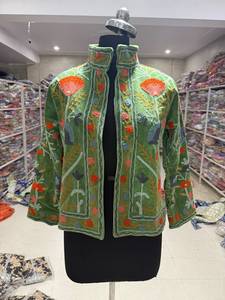 Chaqueta de terciopelo verde con bordado floral y cuello mandarín para mujer, ropa de otoño, manga larga, diseño elegante, regalo para ella. - Product Image 1