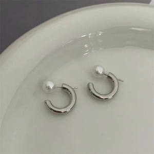 Pendientes de Perlas Akoya de Oro de 18K, 5MM, Cuerpo Completo, Muchas Gotas de Agua de Mar, Ligeras Imperfecciones - Product Image 3