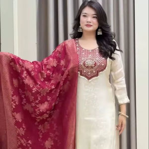 Ensemble de costume élégant en tissage Banarasi pur avec col brodé et dupatta en jacquard Zari - Product Image 2