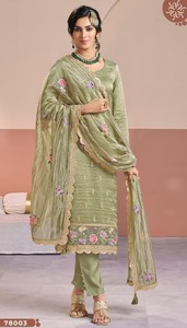 Traje Tradicional de Mujer Dhwaja Export, en Georgette Dorado con Imitación de Oro, Largo hasta el Tobillo, Semi-Cosido, con Bordado y Trabajo Zari, para Bodas - Product Image 3