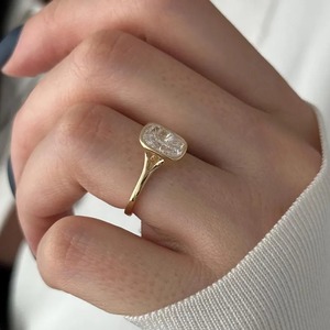 แหวนหมั้นเพชรทรงคุชชั่น 2 กะรัต เพชรเลี้ยงในห้องปฏิบัติการ ทอง 18k ดีไซน์แยกก้าน รับรองโดย IGI ขนาด 2 มม. ทันสมัยสำหรับผู้หญิง - Product Image 4