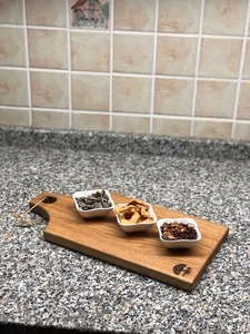 La mejor tabla de cortar de madera para uso en la cocina con una superficie gruesa y duradera para cortar carne, verduras y frutas frescas. - Product Image 3