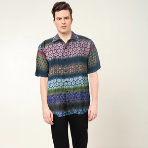 Elegante Camisa de Hombre Multicolor de Poliéster con Estampado Geométrico, Corte Regular, Cuello Clásico y Mangas Cortas - Product Image 1