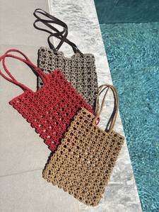 Sac fourre-tout en macramé fait main, style bohème, forme rectangulaire, pour usage extérieur, couleurs rouge, marron, gris, 100% artisanal, accessoire d'été - Product Image 1