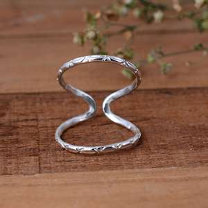 แหวนเงินรูปตัววีปรับขนาดได้ ดีไซน์หรูหราแกะสลักลายดอกไม้ วงแหวนสามชั้น ช่วยพยุงนิ้วมือ SHYAM JEWELRS สำหรับทุกเพศ เหมาะสำหรับงานแต่งงานและงานปาร์ตี้ - Product Image 1