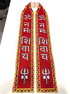 Khes imprimé avec l'image de Dieu, orné de broderies lourdes et bordure Patka, pour la cérémonie de Pooja - Product Image 3