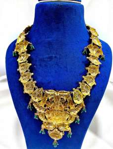 Collar tradicional indio de oro antiguo de 22k con colgante floral redondo de Lakshmi disponible en ORO/PLATA/BRONCE - Product Image 3