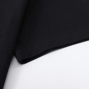 Maqueta de Camiseta Negra Lisa con Cuello Redondo y Modelo Masculino Joven y Atractivo - Product Image 4