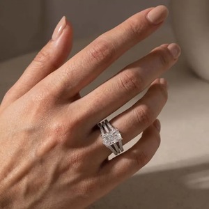 Elegante Anillo de Compromiso de Plata de Ley 925 con Moissanita de Corte Radiante de 3.5Ct y Anillo de Boda para Mujer en Venta - Product Image 3