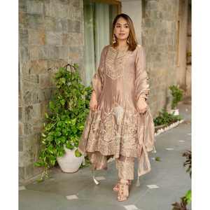 Conjunto de traje de fiesta de trabajo con Secuencia de bordado pesado para mujer con trabajo de lentejuelas elegante - Product Image 1