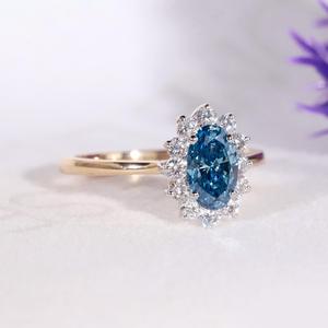 แหวนหมั้นเพชรโมอิสซาไนต์ทรงรีสีน้ำเงินสดใส ประดับด้วยเฮโล ชุบทองคำขาวและโรเดียมสองสี เงินแท้ 925 ของขวัญสุดคลาสสิกสำหรับงานแต่งงานและงานเลี้ยง - Product Image 3