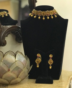 Elegante conjunto de collar y pendientes chapados en oro con colgante de cadena, diseño de diseñador, para usar en bodas, colección para mujeres y niñas. - Product Image 2