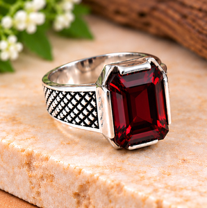 Anillo de Plata de Ley 925 con Granate Rojo para Hombre, Anillo con Gema Roja Intensa de Corte Esmeralda, Joyería de Plata Grabada Vintage - Product Image 2