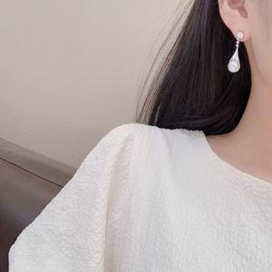 Pendientes de Perlas de Agua Dulce de 6-7 mm, Color Blanco, de Alta Calidad, con Diseño de Fritillaria Trifolium y Aguja Plateada, Estilo Moderno - Product Image 4