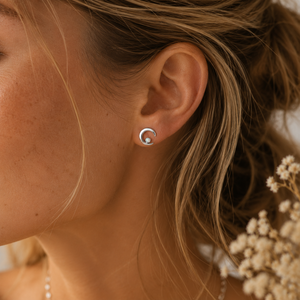 Pendientes Colgantes en Forma de Luna de Ópalo Blanco Creciente, Delicado Diseño de Plata 925 con Gema Blanca, Regalo Especial para las Fiestas - Product Image 2
